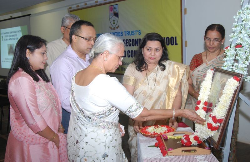 Chief Guest Smt. Neela V. Dempo, paying homage to the memory of Late. Shri. Vasudeva V. Dempo. Also seen Trustee, Shri. Yatish Dempo, Smt. Akshaya Y. Dempo, Shri. Rajesh Bhatikar, Administrator of DCT’s, Principal, Mrs. Rupa Khope and Vice Principal, Mrs. Rekha Keni Guralla.