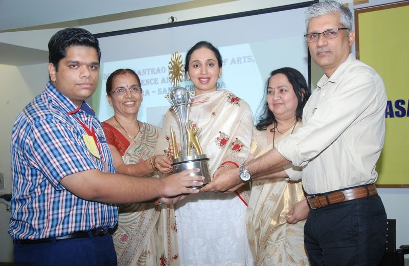 Chief Guest for the Valedictory Function, Trustee, DCT’s Smt. Pallavi S. Dempo awarding the rolling trophy and a cash prize of Rs.11,000/- to the winner of Vasudeva V. Dempo Memorial, All Goa Inter H.S.S. Elocution Competition, Mast. Sherwyn Corriera, St Andrew’s H.S.S., Vasco in the presence of Shri. Rajesh Bhatikar, Administrator, DCT’s, Smt. Rupa Khope, Principal and Smt. Rekha K. Guralla, Vice Principal.