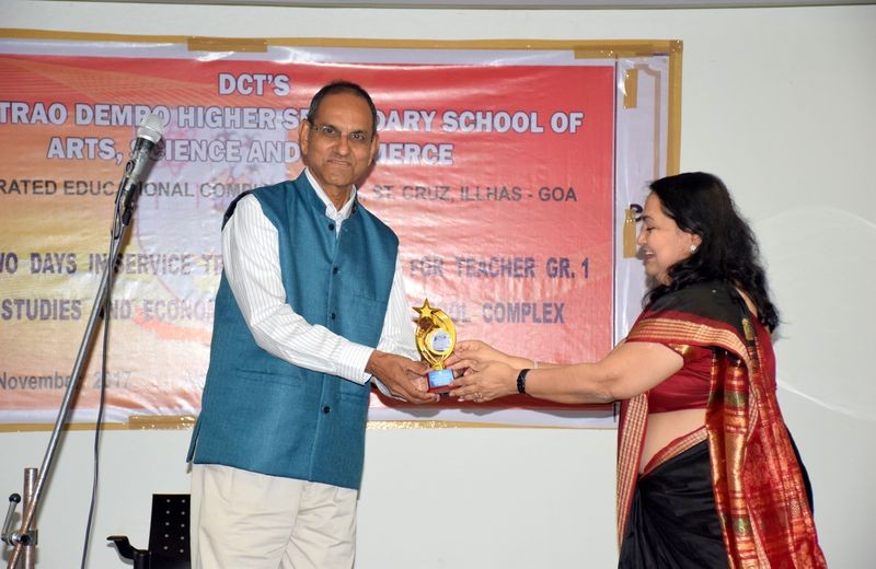 Principal Mrs. Rupa Khope presenting a memento to the resource person Shri. Dilip Sahakari, an Investment consultant who spoke on the topic ‘Cashless transaction and Digi lockers’.